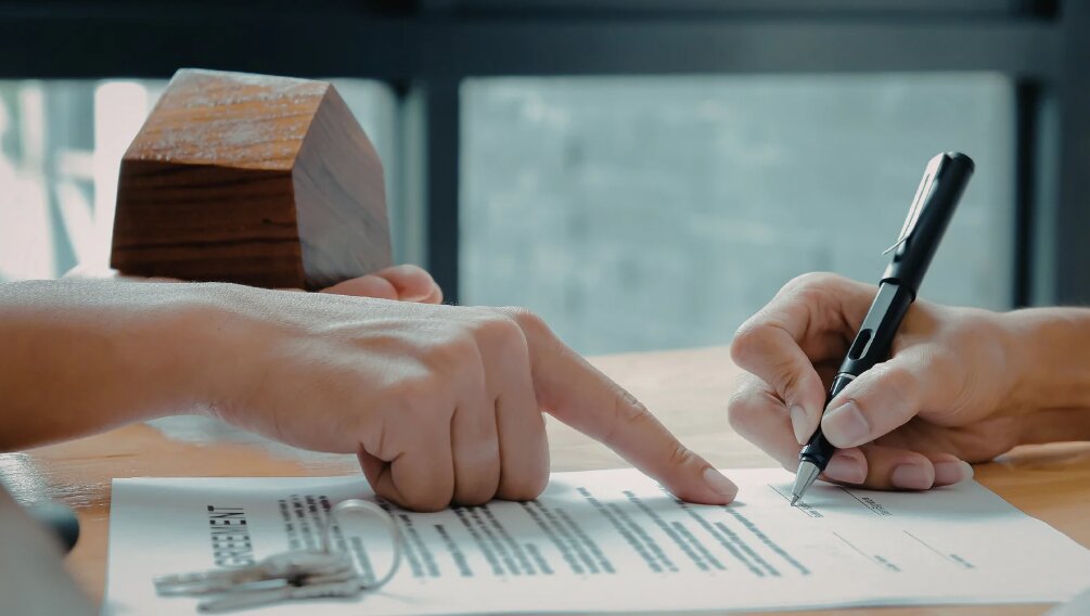 Renter discussing removing a co-signer from an apartment lease