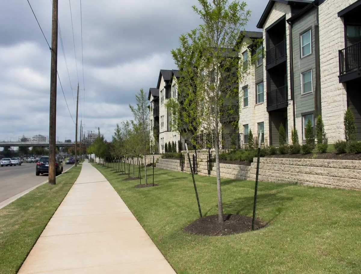 Del Valle rental market street view